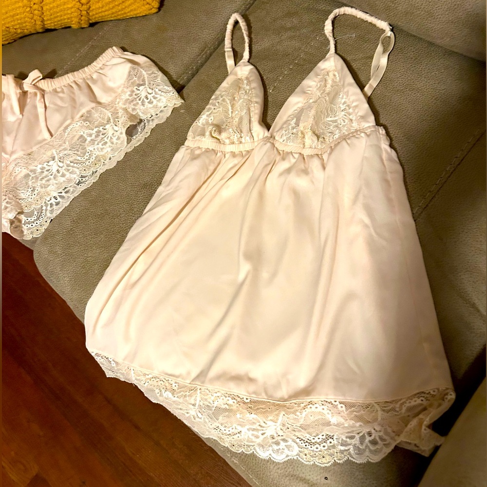 Underella by Ella Moss 2 pc set - lovely lacy. Straps are adjustable size Small